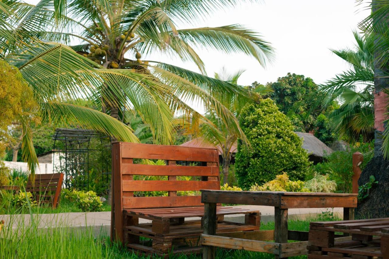 Bamboo Garden Hotel เซเรคุงดา ภายนอก รูปภาพ