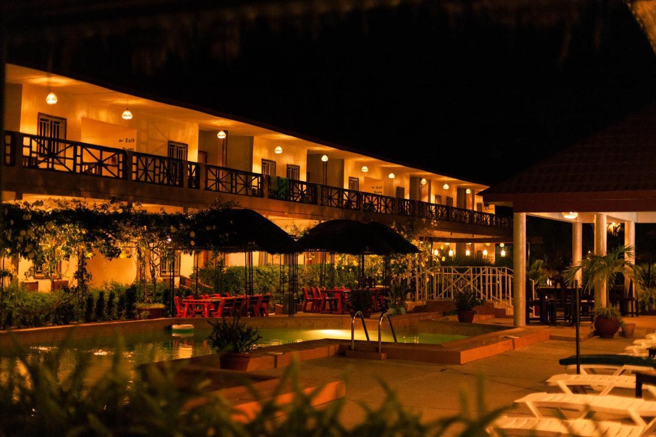 Bamboo Garden Hotel เซเรคุงดา ภายนอก รูปภาพ