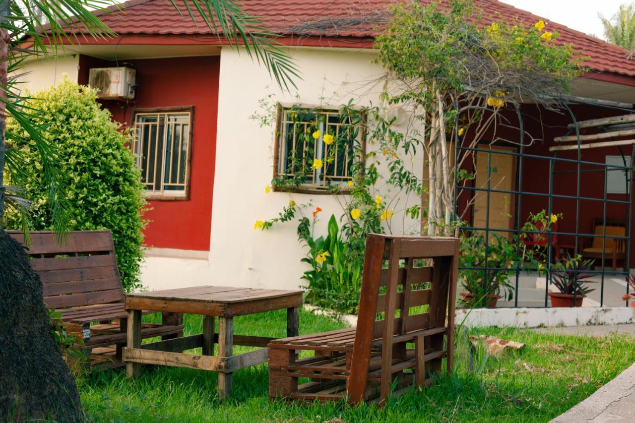 Bamboo Garden Hotel เซเรคุงดา ภายนอก รูปภาพ