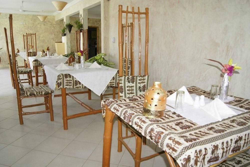 Bamboo Garden Hotel เซเรคุงดา ภายนอก รูปภาพ