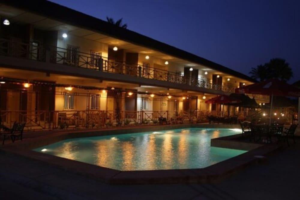 Bamboo Garden Hotel เซเรคุงดา ภายนอก รูปภาพ
