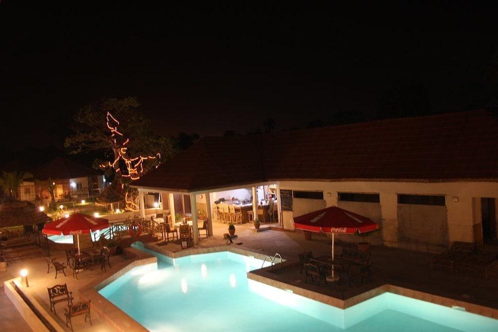 Bamboo Garden Hotel เซเรคุงดา ภายนอก รูปภาพ
