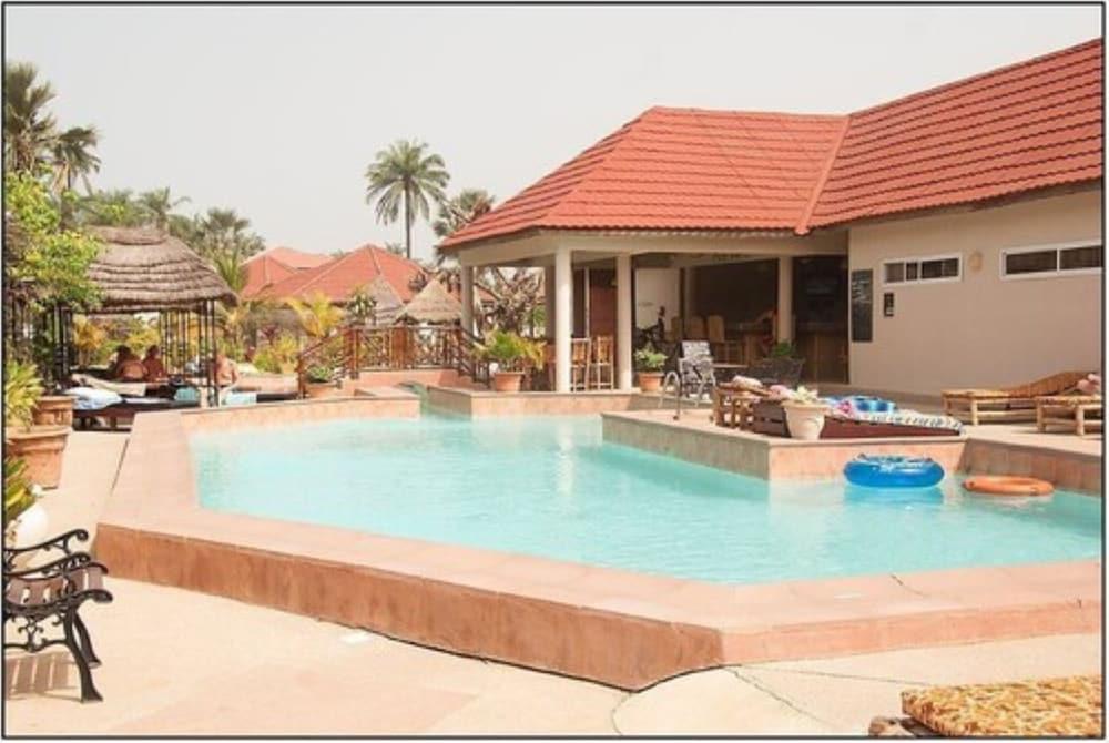 Bamboo Garden Hotel เซเรคุงดา ภายนอก รูปภาพ